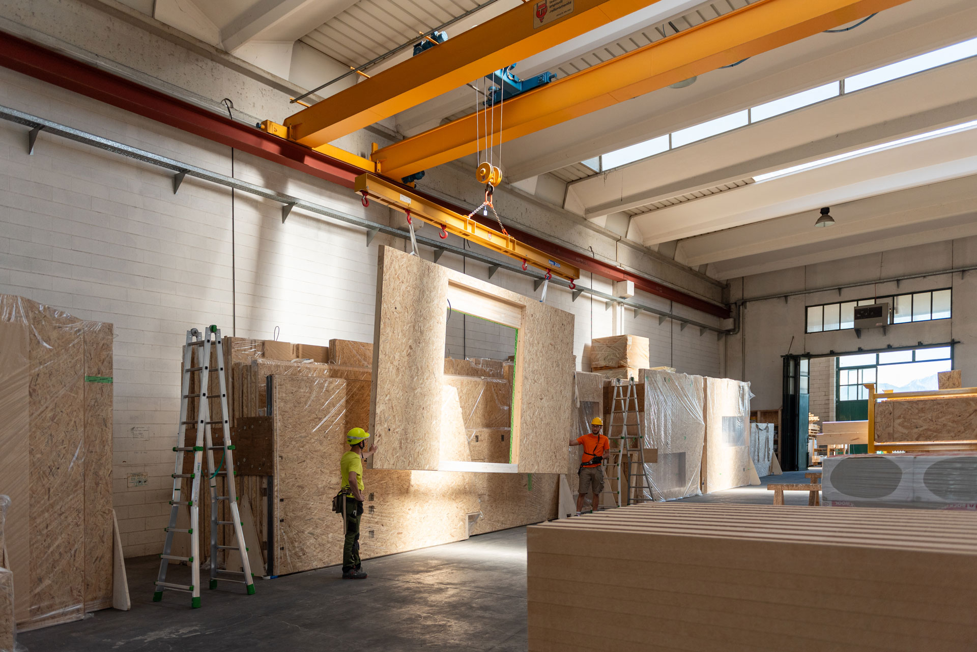 Elementi prefabbricati in legno lavorati nello stabilimento Pozzicase prima del montaggio in cantiere